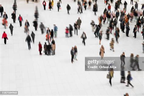 Business People Walking in New York 的图像结果