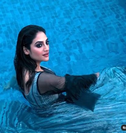 পুলের নীল জলে নীলপরি বেশে অন্তঃসত্ত্বা নুসরত