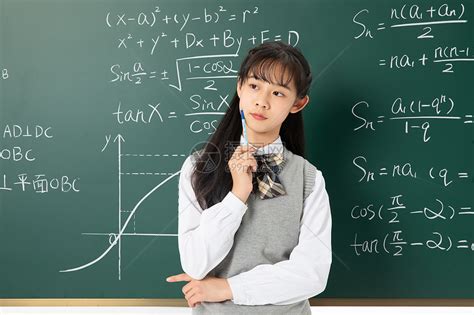初中生女生黑板做数学题高清图片下载-正版图片501634631-摄图网