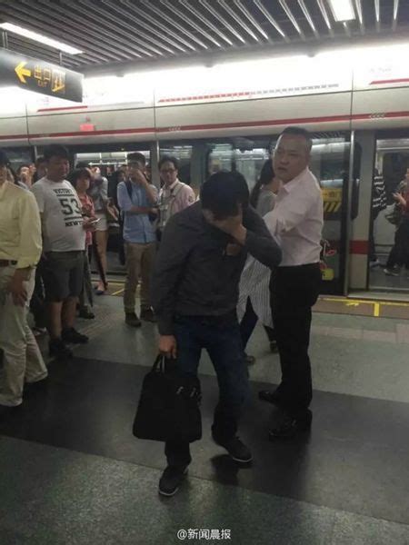 男子地铁偷拍女乘客裙底 被乘客抓现行抽耳光|上海地铁|裙底|偷拍_新浪新闻