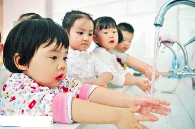 孩子洗手时爱玩水、玩香皂怎么办？如何培养良好的洗手习惯？-幼师宝典官网
