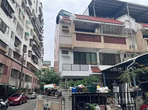 Chinese Man Parks His Vans On His Roof