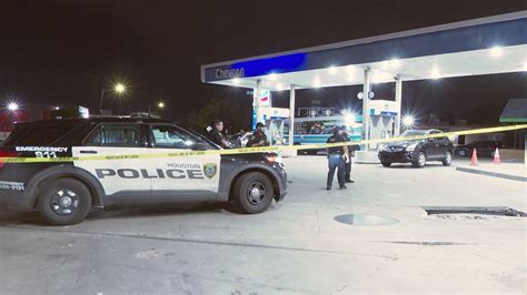 Police searching for gunmen after clerk killed near Gulf Freeway | khou.com