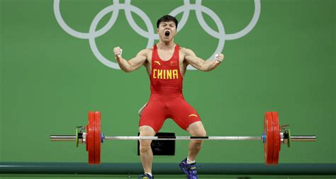 中国首夺奥运游泳接力金牌！这群姑娘们太棒了！_东方体育