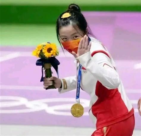 拿下奥运第二金后，杨倩又比心了！_新浪科技_新浪网