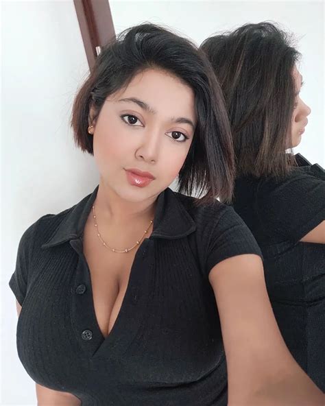 Busty & Beautiful | Scrolller