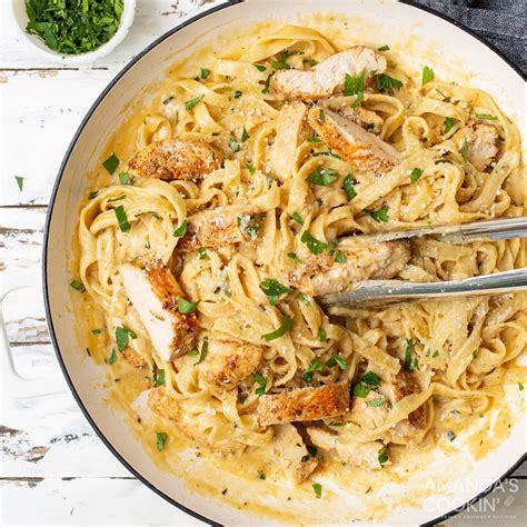 Chicken Fettuccine Alfredo With Garlic Bread