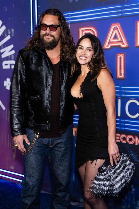 ¡Jason Momoa y Adria Arjona paralizan la alfombra roja del aniversario ...