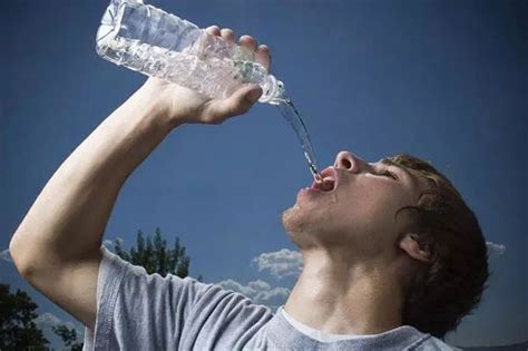 一天该喝多少水？什么水最健康？_凤凰网视频_凤凰网