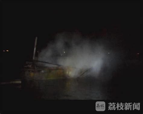 宜宾一艘渔政船只突发大火最新素材