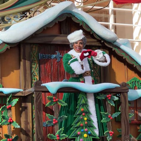 Sheryl Lee Ralph: First Black Mrs. Claus on Macy's Parade Float — 247 ...
