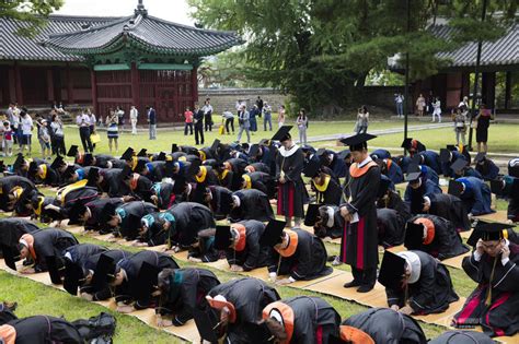 韩国成均馆大学毕业典礼 学生行跪拜礼 - 儒家网