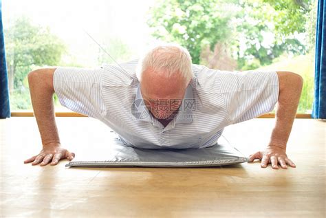 50岁以上中老年男性，每天做几个俯卧撑合适？ - 知乎