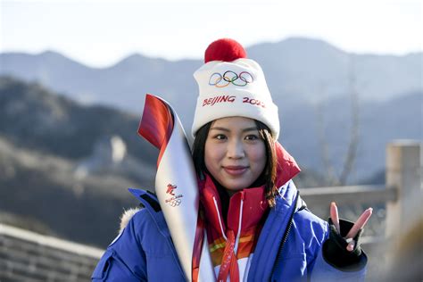 东京奥运第一首国歌是中国的！杨倩获东京奥运会首金，杨倩在领奖台比心 - 体育 - 舜网新闻