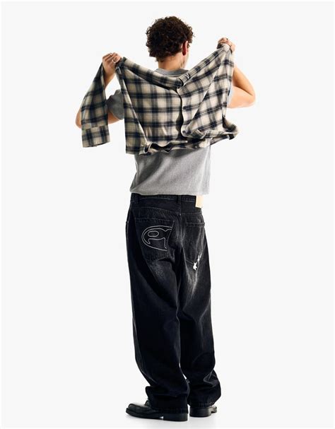 Embroidered barrel jeans - Men | Bershka
