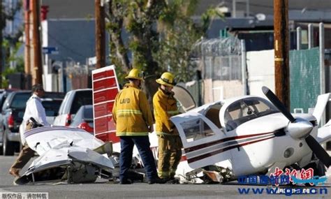 美国一架小型飞机在桥上坠毁，与汽车相撞起火！致1死5伤 - 民用航空网