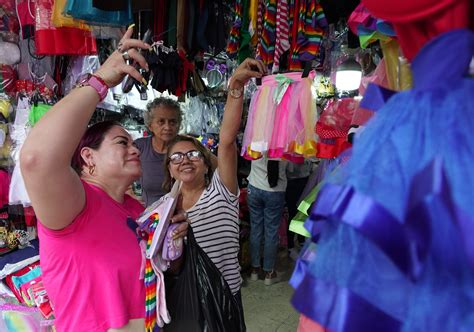 Sombreros ‘locos’, disfraces y medias de colores: lo que más se vende ...