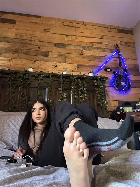 Slave, Sniff my feet : r/FootSniffing