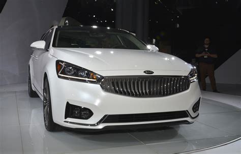 2017 Kia Cadenza debuts with new look, 8-speed auto