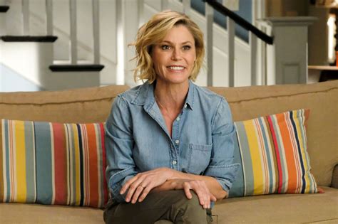 35 Facts about Julie Bowen - Facts.net