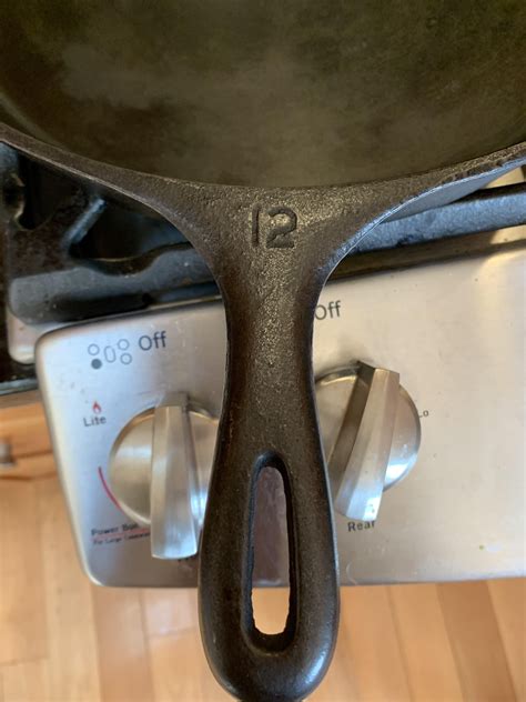 Unmarked 14 inch Pan Identification (Suspected Wagner) : r/castiron