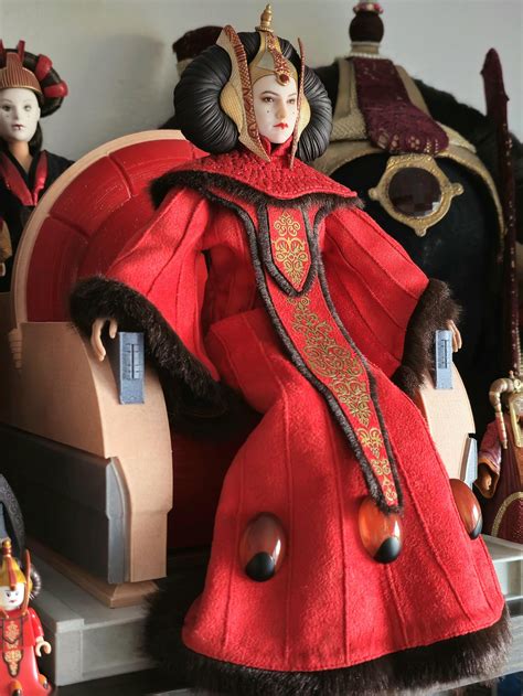 Star Wars Queen Amidala 1/6 Scale Figure with Throne. : r/StarWars