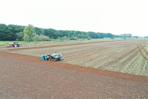 Claas sichert sich Feldroboter "AgBot" vom Start-Up AgXeed | agrarheute.com