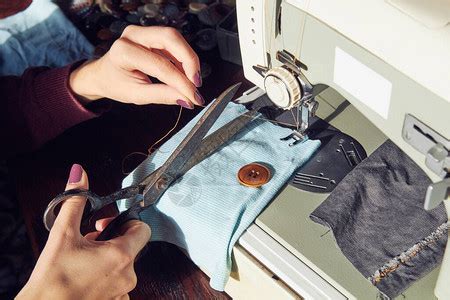 女裁缝在家中使用复古缝纫高清图片下载-正版图片504583100-摄图网