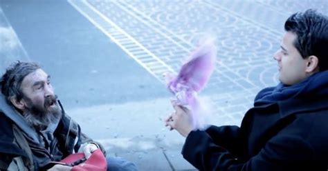 Video: This magician surprises a homeless man by performing tricks to ...