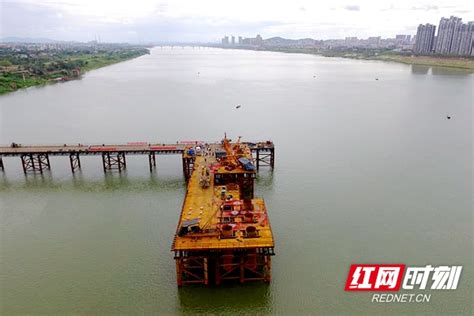 湘潭市下摄司大桥主桥首根水中桩基顺利开钻_施工