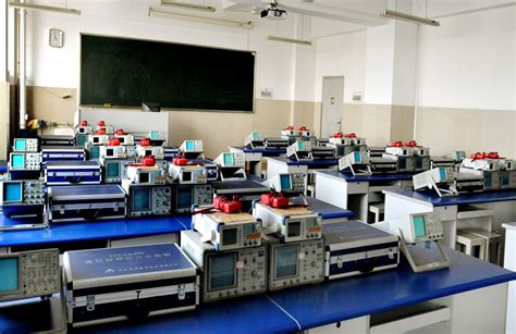 电子系统设计实训实验室举行PCB设备演示培训-信息工程学院实验中心