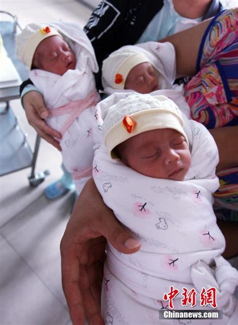成都年轻妈妈自然受孕产下罕见单卵三胞胎[1]- 中国日报网