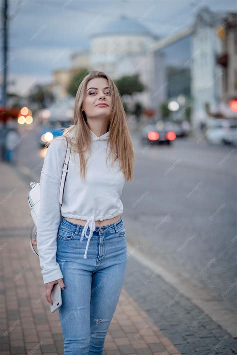 Premium Photo | Sexy sexy girl in the city at night