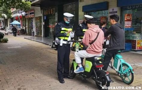 初中生骑电动车抓不抓，驾驶电动自行车必须年满16周岁吗