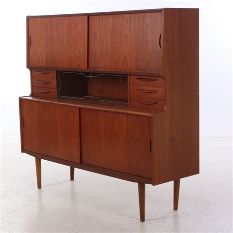 Dansk møbeldesign. Høj skænk af teak, 1950-60'erne | Lauritz.com