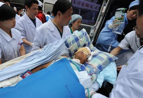 图文：天津医疗队医护人员将一重伤员抬上救护车_新闻中心_新浪网