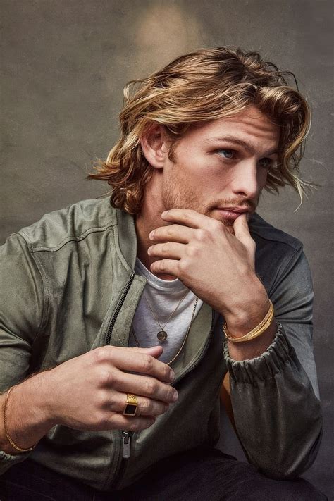 23 Relaxed Surfer Hair Ideas For Men - Styleoholic