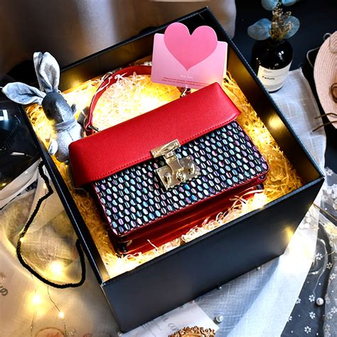 大礼物盒里装什么最新素材