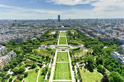 vue panoramique aérienne de paris et du champ de mars depuis la tour ...