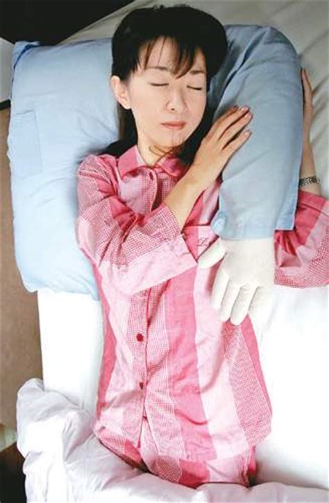 日本热卖“男人臂弯”枕头，从此孤枕不再难眠(图)_新闻中心_新浪网
