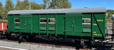 9151 Heljan O Gauge BR Crimson PMV unnumbered (uneven planks)