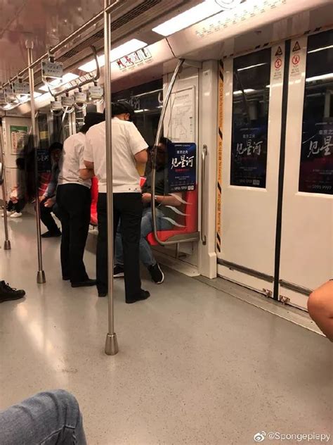 “只罚中国人不罚外国人”，南京地铁凭什么？_凤凰网