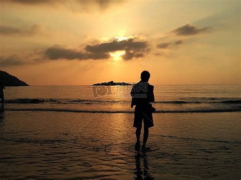 海边早晨日出人物背景剪影高清图片下载-正版图片500343510-摄图网