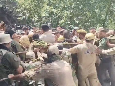 Sanjay Singh claims house arrest in Srinagar | Farooq Abdullah stopped ...