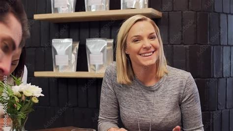 Business Women Casual Portrait 的图像结果