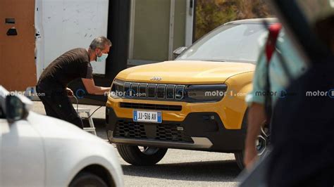 Jeep's compact SUV spotted undisguised for the first time - Overdrive