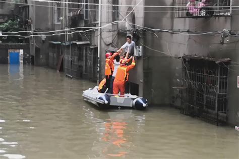 16名中考生被洪水围困 消防员一家接一家送上考场_手机新浪网