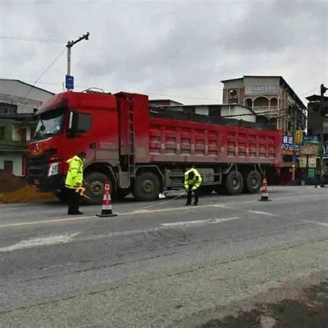 广西柳江货车街头连续冲撞：行人商铺接连遇险，司机去向成谜