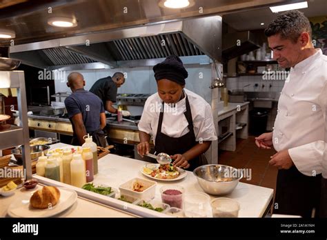Busy Restaurant 的图像结果