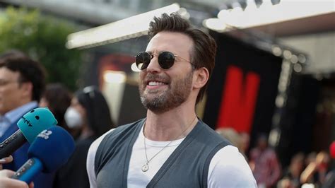 Chris Evans se deja ver con su anillo de casado por primera vez tras su matrimonio con Alba Baptista